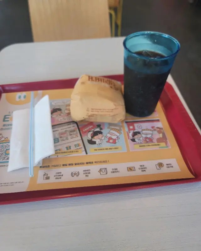 쟁반 위에 놓인 햄버거와 콜라