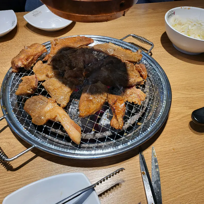 맛있게 구워진 돼지갈비