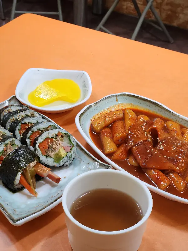 참치김밥과 떡볶이 한상차림