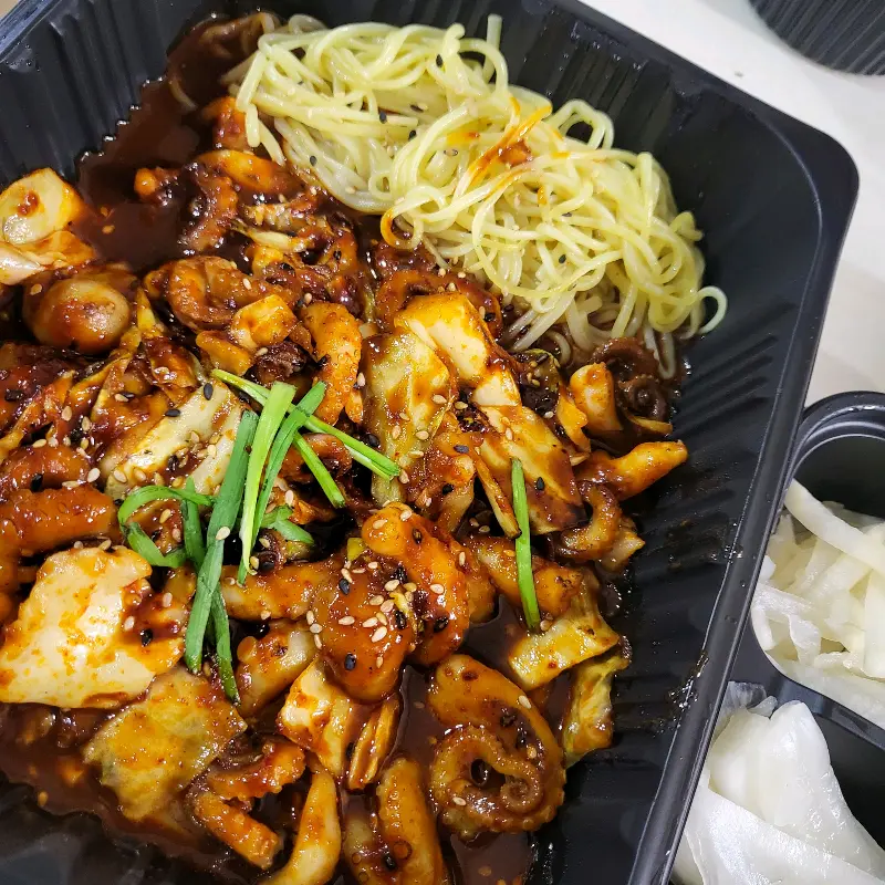 포장 용기에 담긴 쭈꾸미 볶음