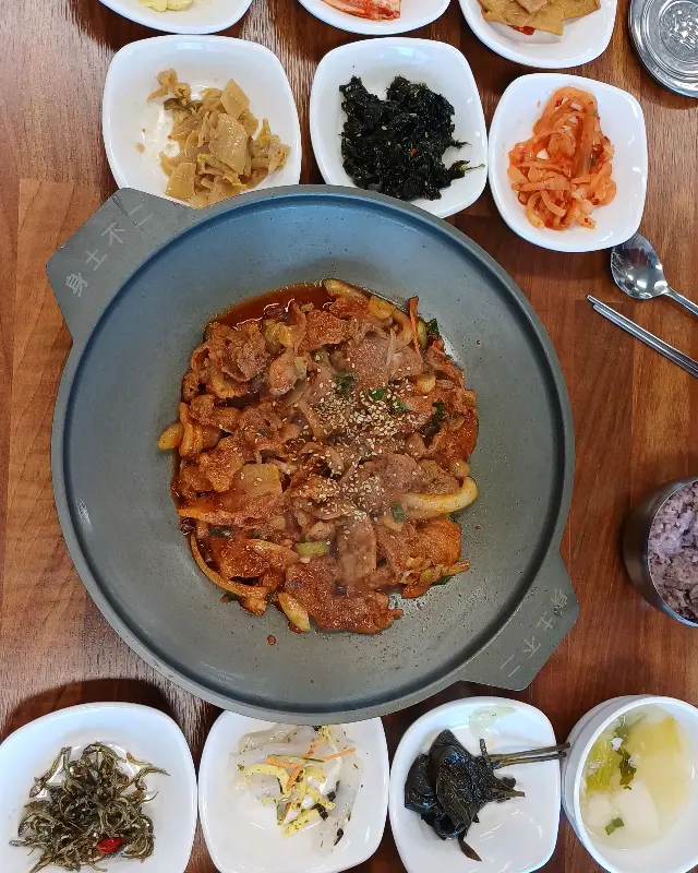 제육볶음과 밑반찬