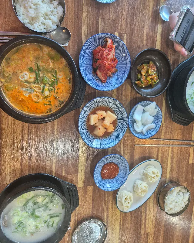 얼큰곰탕과 정갈한 밑반찬