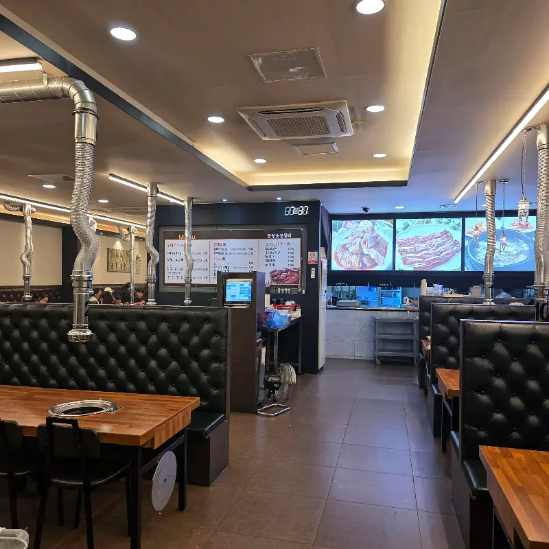 넓고 깔끔한 식당 내부