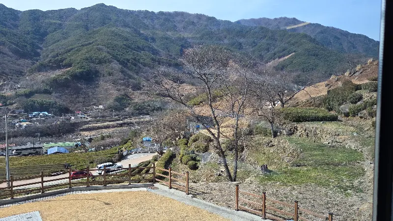 카페에서 바라본 산과 들