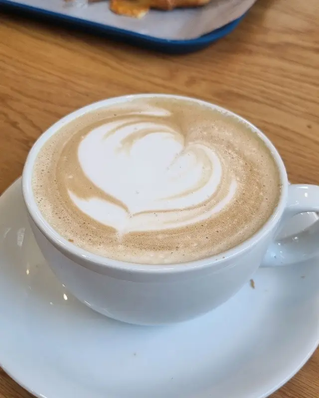 하트 모양 라떼 아트가 인상적인 커피