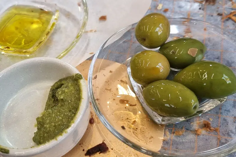 바질페스토와 올리브 절임