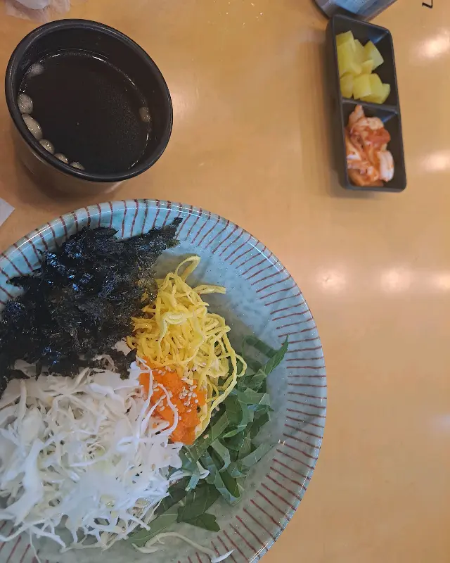 다채로운 색감의 비빔국수