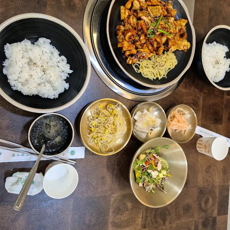 테이블 가득 채운 쭈꾸미와 밑반찬