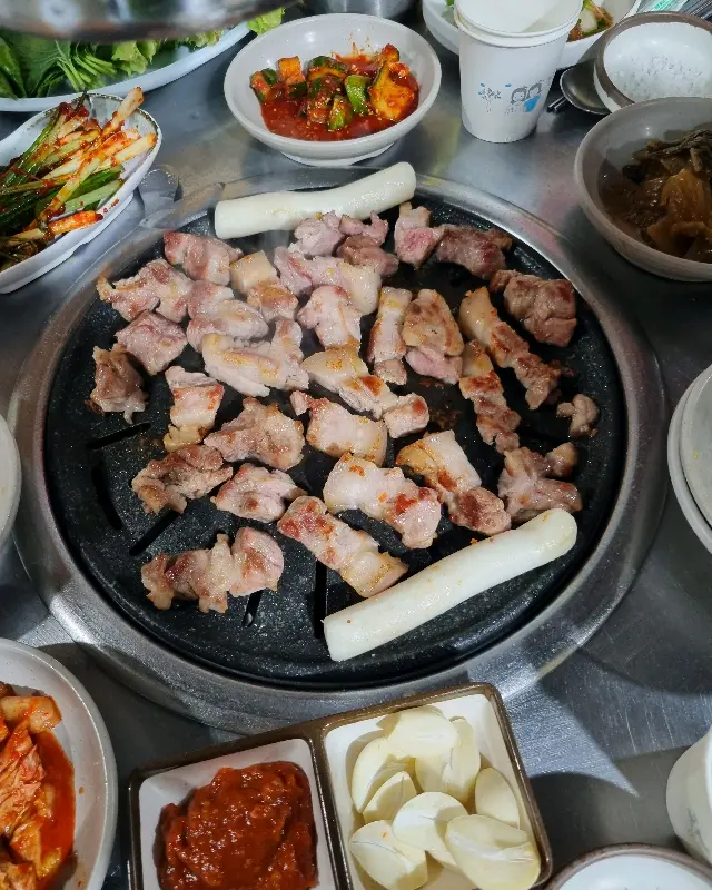 불판 위의 삼겹살과 떡
