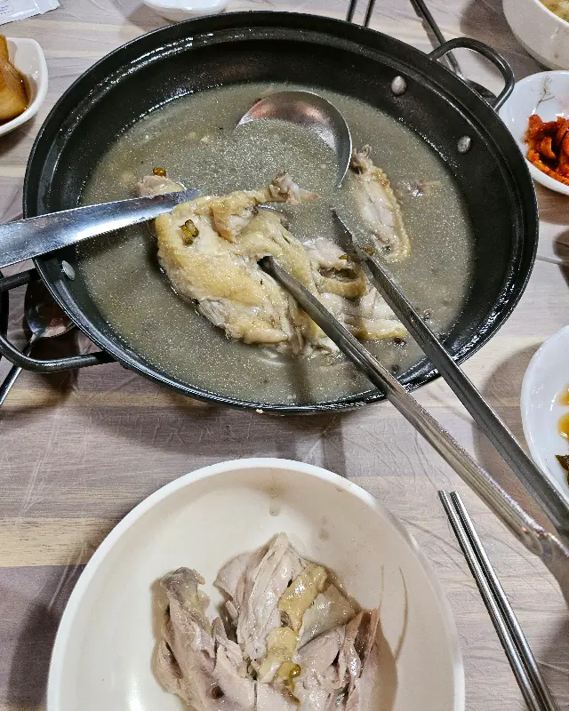 뽀얀 국물 속 토종닭백숙의 자태