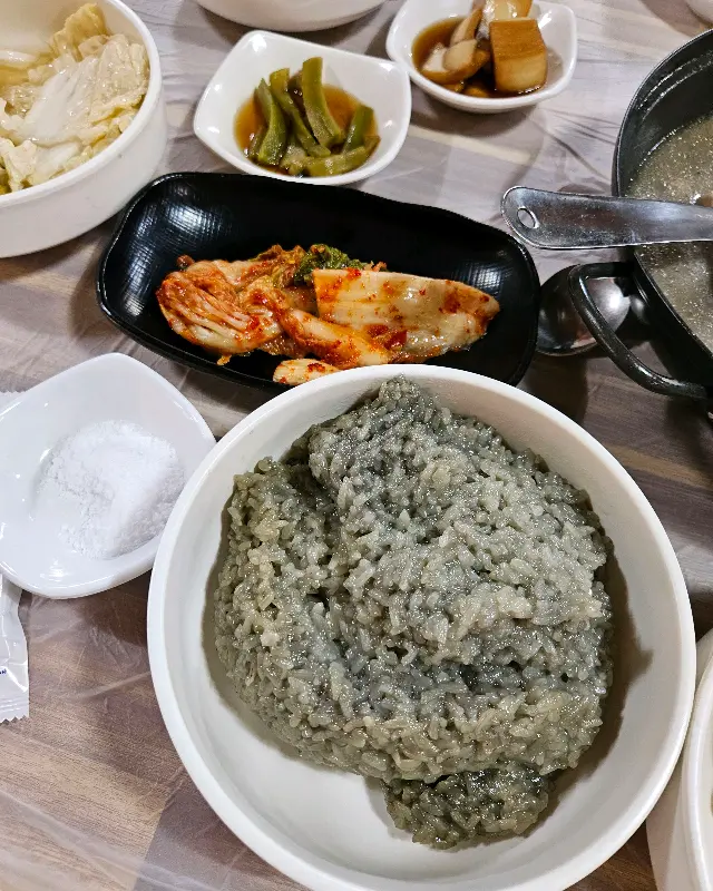 정갈하게 담겨 나온 밑반찬