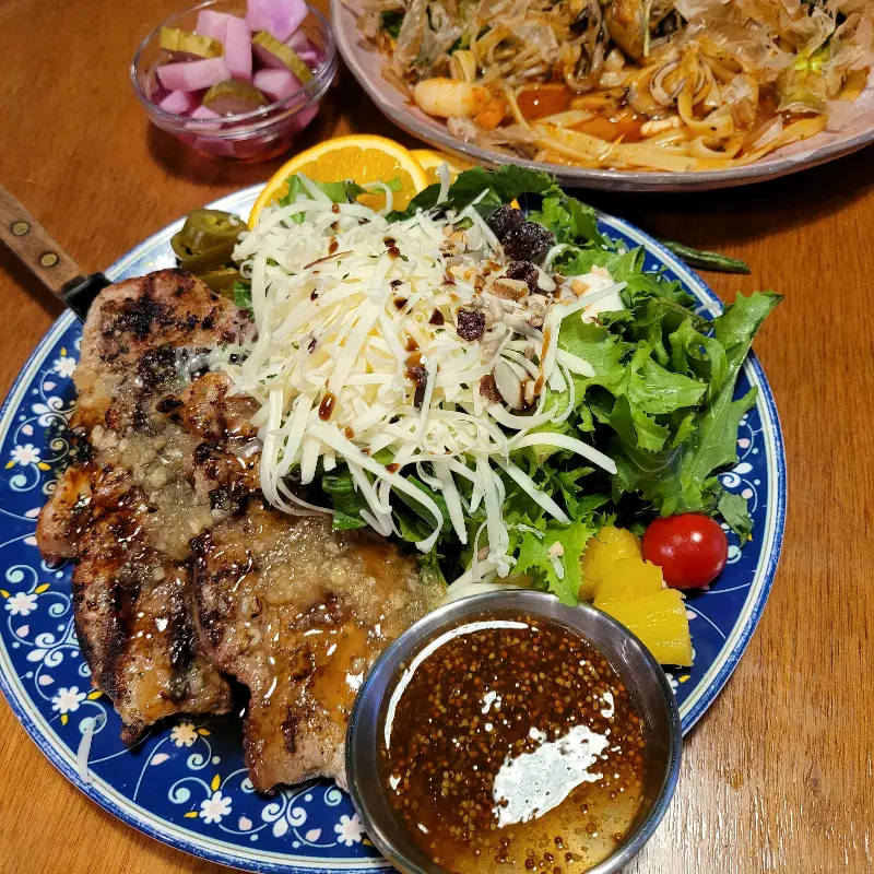 목살 스테이크 샐러드