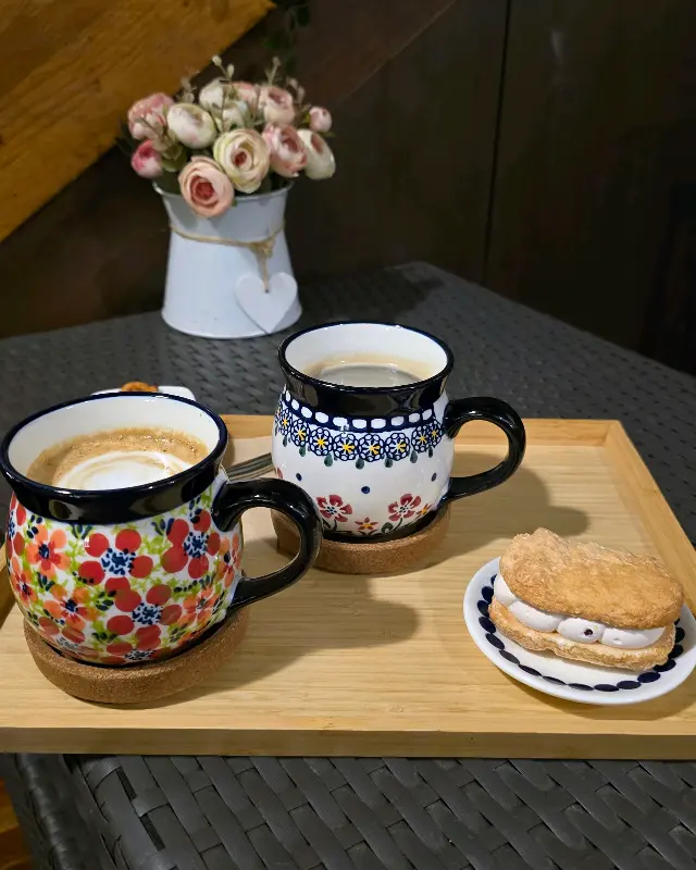 예쁜 찻잔에 담긴 커피