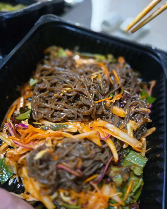 매콤달콤 쟁반국수