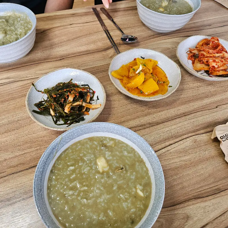 전복죽 한 상 차림