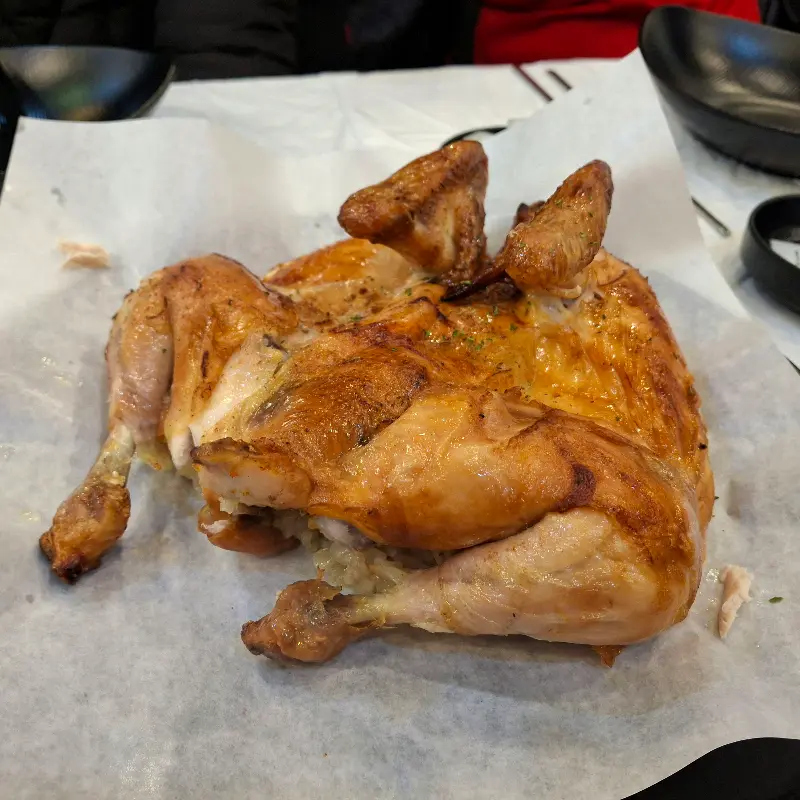 노릇하게 구워진 전기구이 통닭