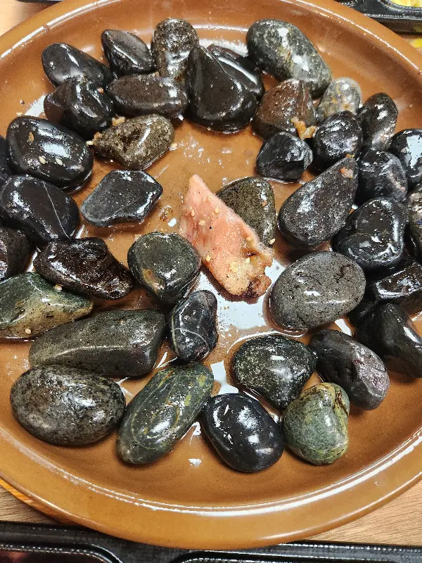 돌판 위에 올려져 나오는 갈비