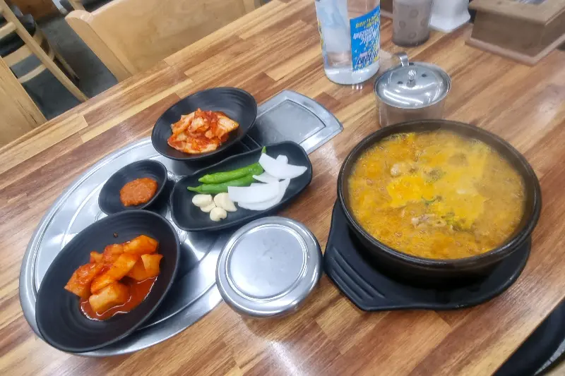 테이블 위에 놓인 국밥과 반찬