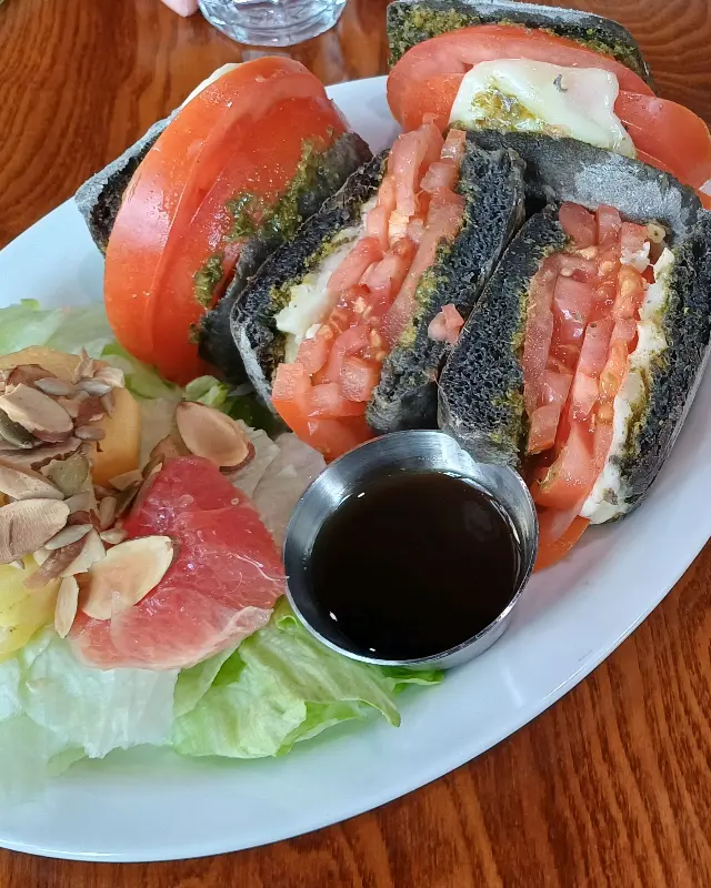 바질 가지 파니니의 비주얼