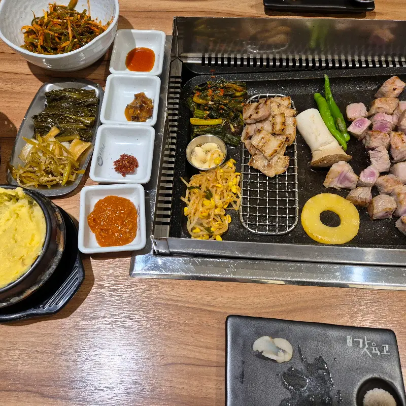 다양한 곁들임 메뉴와 구워진 고기