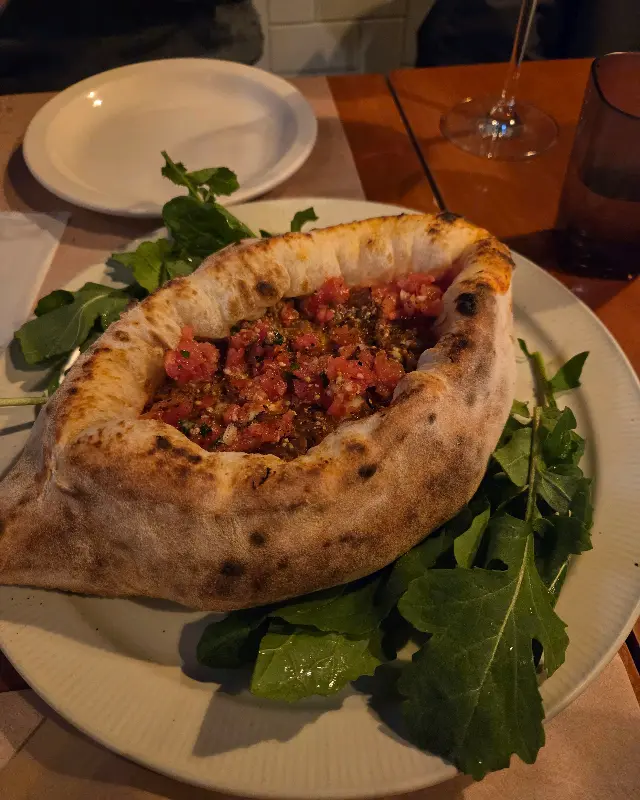 길쭉한 보트 형태의 피자