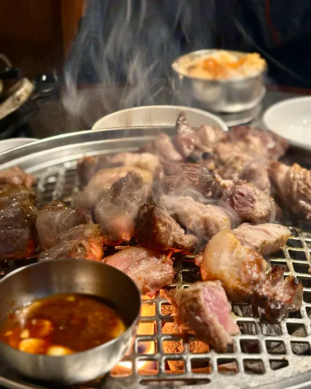 숯불 위에서 익어가는 흑돼지