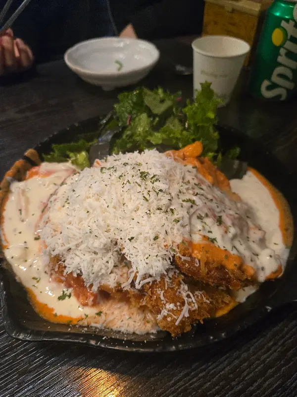 치즈가 듬뿍 올려진 커틀렛 사진