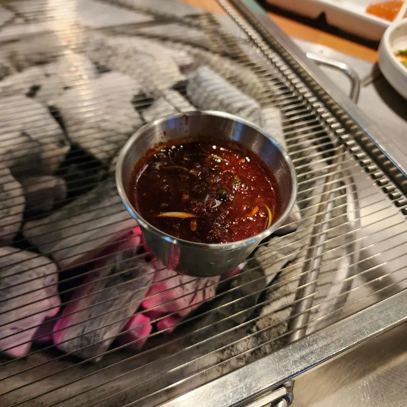 고기를 굽는 모습