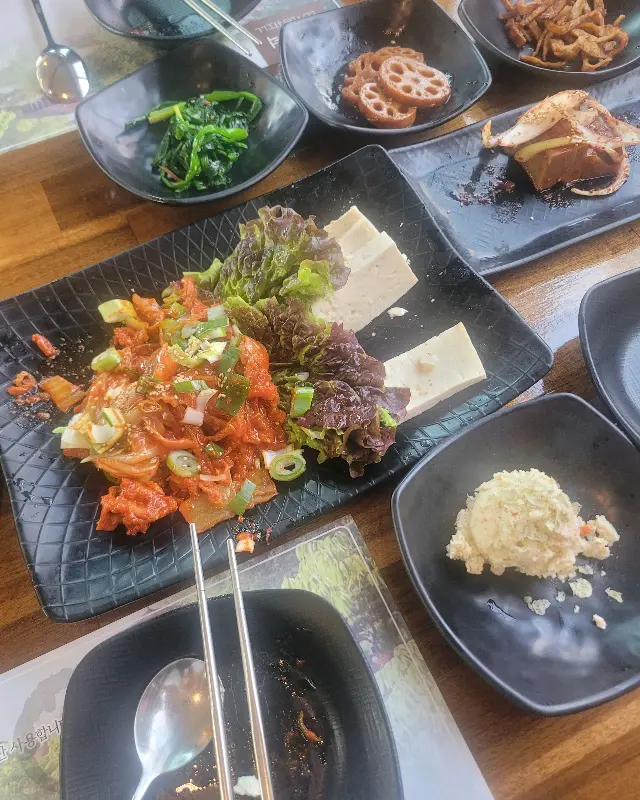 두부와 볶음김치가 함께 담겨져 나온 모습