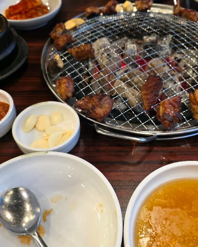 숯불 위에서 구워지는 돼지 왕갈비