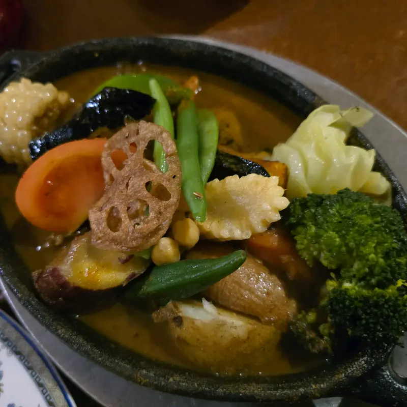 야채가 듬뿍 들어간 수프 카레