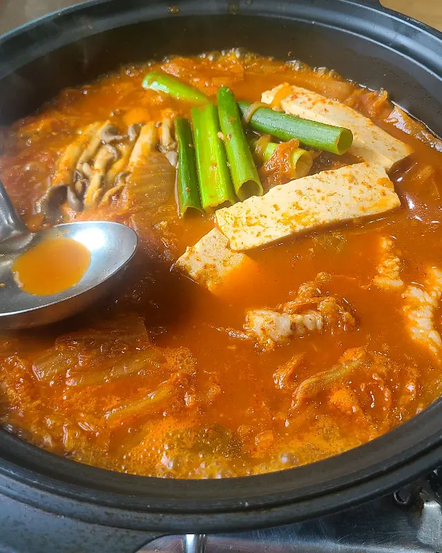 뚝배기 안에서 보글보글 끓고 있는 된장찌개의 모습