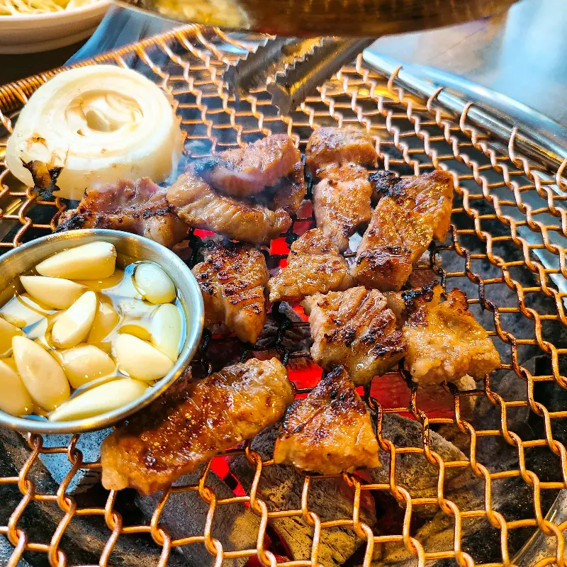 숯불과 함께 구워지는 돼지갈비와 마늘
