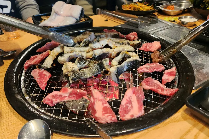 장어와 소고기를 함께 구워 먹는 모습