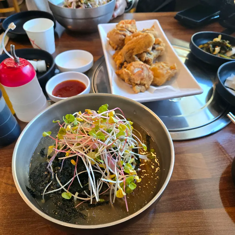 푸짐하게 담겨 나온 막국수