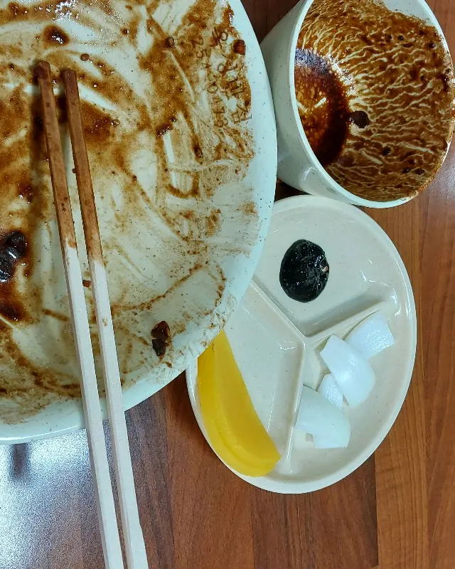 짜장면을 깨끗하게 비운 그릇