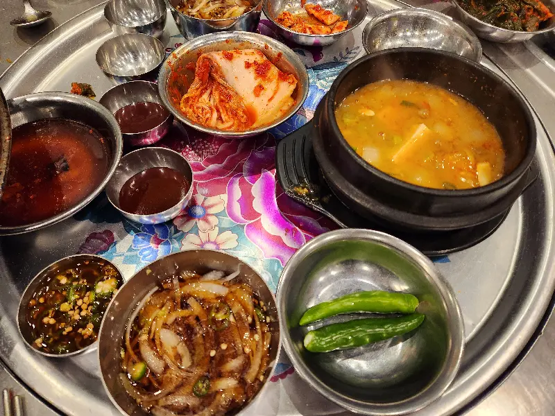 다양한 밑반찬과 찌개