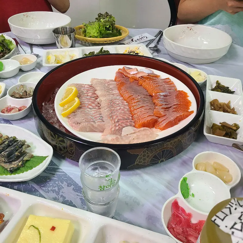 푸짐하게 차려진 송어회 한 상