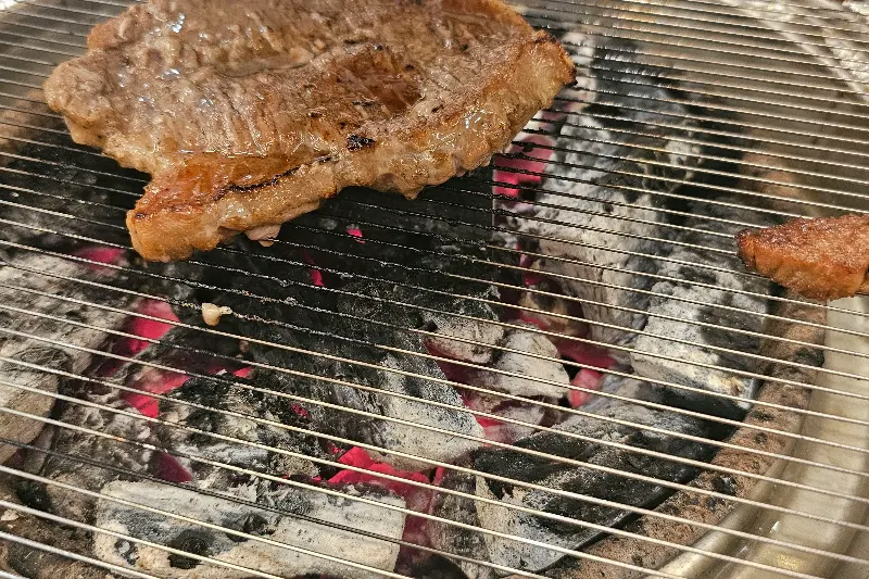 노릇하게 구워진 돼지갈비