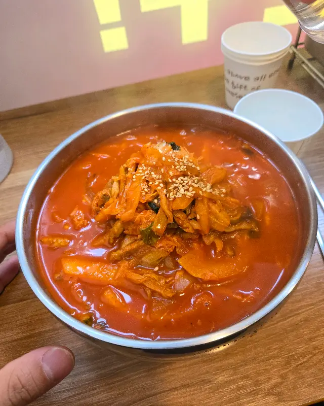 깨끗하게 비워진 몽짬뽕 그릇