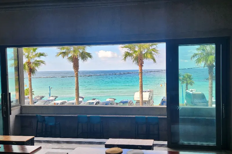 카페 내부에서 바라본 함덕 해변