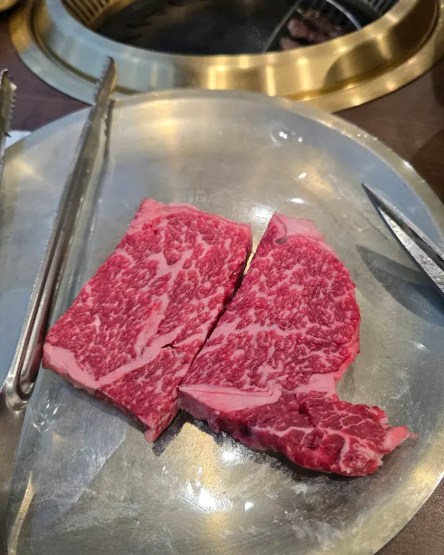 마블링이 환상적인 한우 꽃등심