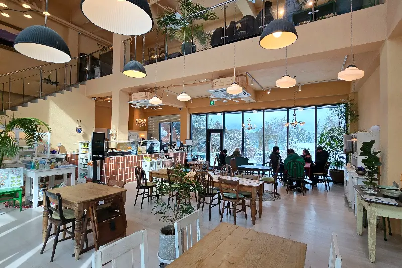 여유로운 카페 내부 전경