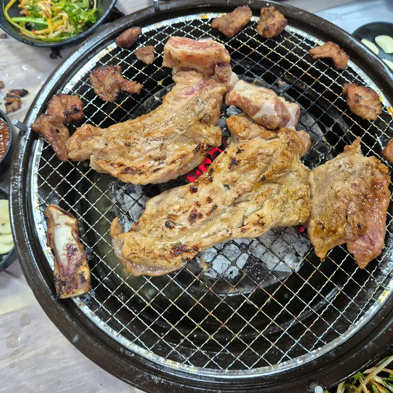 숯불 위에서 익어가는 돼지갈비