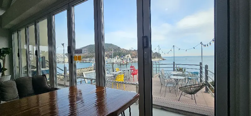 카페 내부에서 보이는 바다 풍경