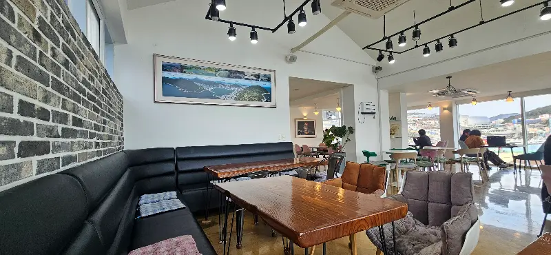 편안한 좌석이 마련된 카페 내부