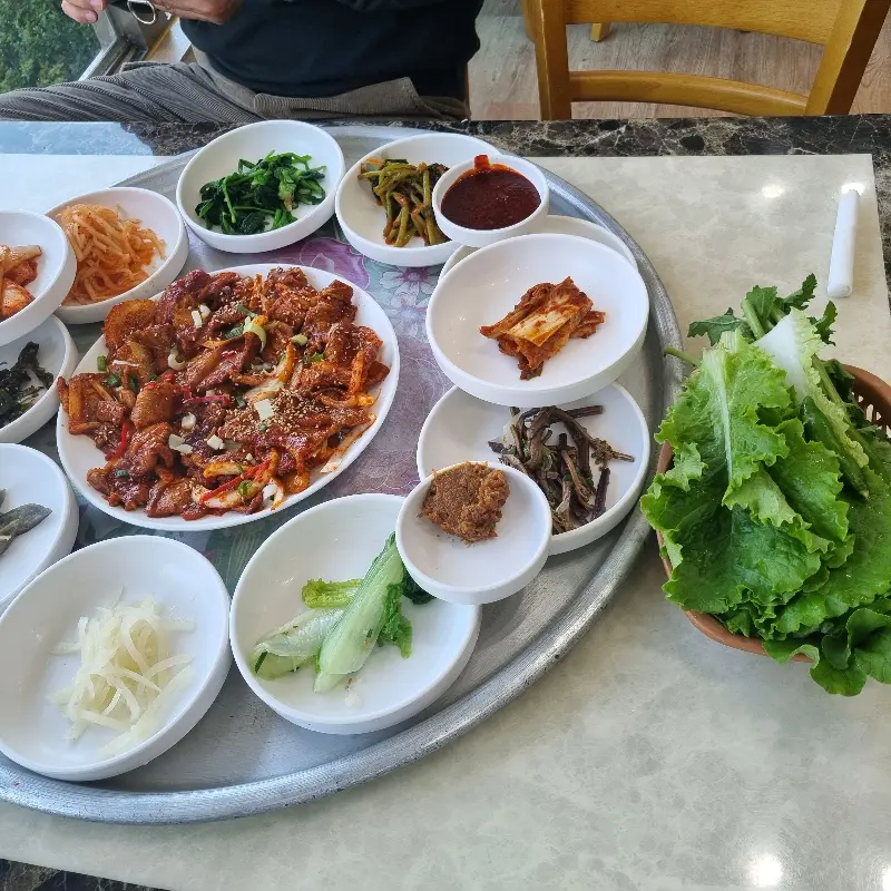 한상 가득 차려진 음식