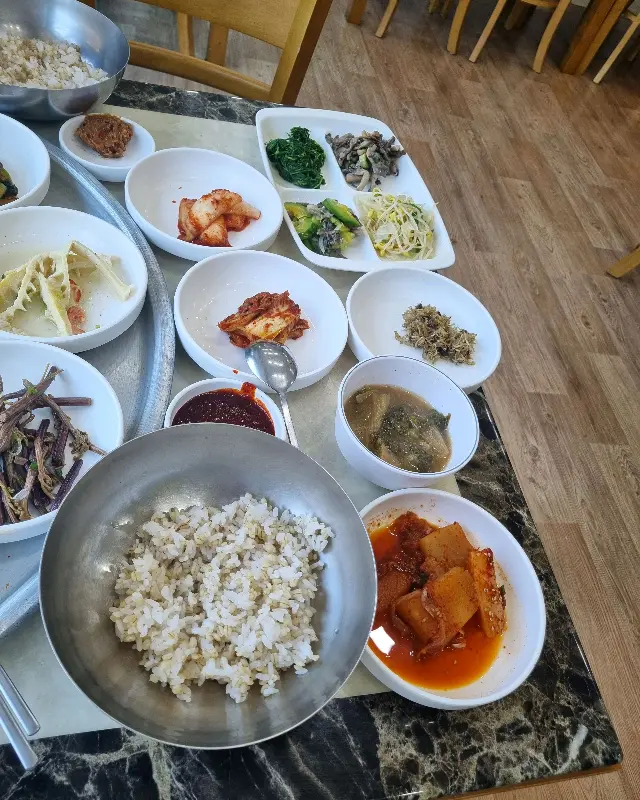 푸짐한 보리밥 한 상 차림