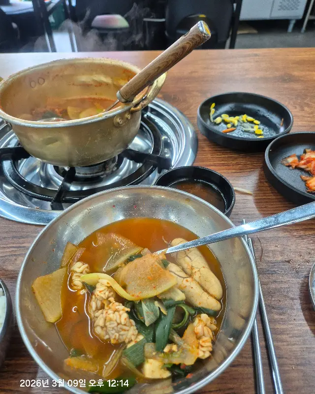 푸근한 느낌의 양은 냄비 동태탕