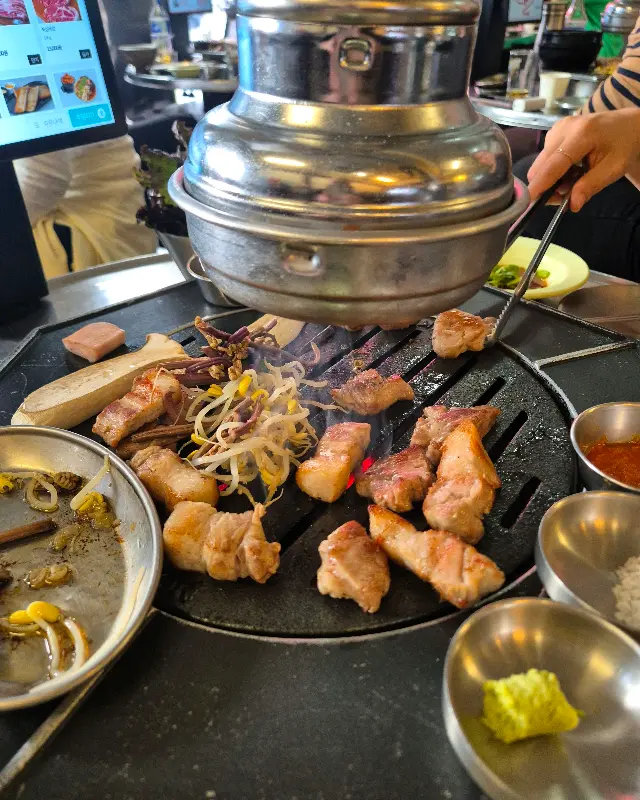 숯불 위에서 구워지는 돼지고기